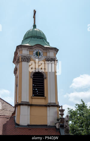 Schöne architektonische Elemente an einem Sommertag in Budapest, Ungarn. Stockfoto