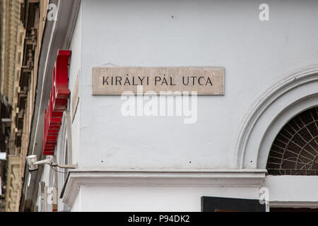 Ein straßenschild für Királyi Pl Pal utca auf der Seite eines Gebäudes in Budapest, Ungarn. Stockfoto