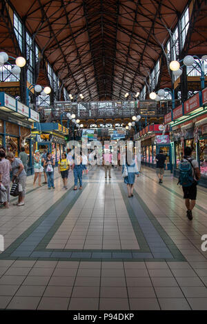 Massen von Menschen suchen die Stände in der großen Markthalle in Budapest, Ungarn. Stockfoto