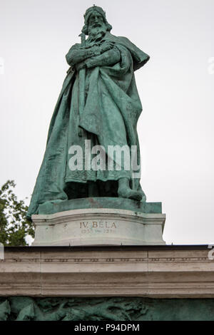 Eine Statue von Bela IV. in der linken Kolonnade des Millennium Monument in Helden Platz, Budapest. Stockfoto