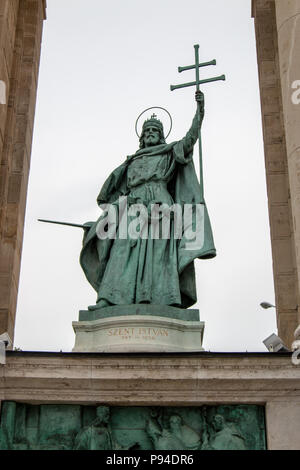 Eine Statue von Stephan I. von Ungarn in der linken Kolonnade des Millennium Monument in Helden Platz, Budapest. Stockfoto