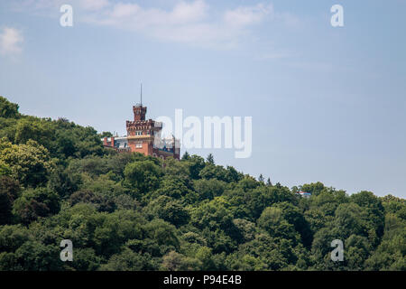 Schöne architektonische Elemente an einem Sommertag in Budapest, Ungarn. Stockfoto