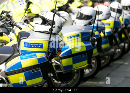 LONDON, UK, 14. Juli 2018: Eine Gruppe von London Metropolitan Police Motorräder in einer Leitung geparkt Stockfoto