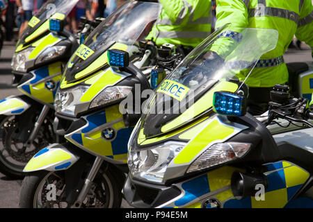 LONDON, UK, 14. Juli 2018: Eine Gruppe von London Metropolitan Police Motorräder in einer Leitung geparkt Stockfoto