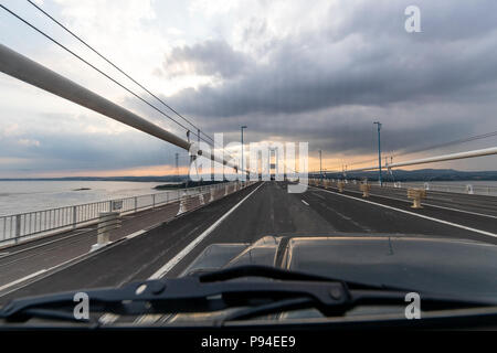 Sturm über den Severn Estuary, wie von einem Landrover Defender gesehen. Die Maut auf dieser Brücke werden abgeschafft, und die Kosten hierfür reduziert werden. Stockfoto