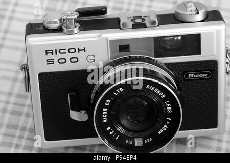 Ricoh Entfernungsmesser-Kamera mit Rikenon 40mm Objektiv. Die Ricoh 500 G ist eine kompakte gekoppelte Entfernungsmesser-Kamera, die 1972 von Ricoh eingeführt wurde Stockfoto