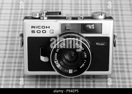 Ricoh Entfernungsmesser-Kamera mit Rikenon 40mm Objektiv. Die Ricoh 500 G ist eine kompakte gekoppelte Entfernungsmesser-Kamera, die 1972 von Ricoh eingeführt wurde Stockfoto