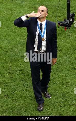 Belgien Manager Roberto Martinez begrüßt die Fans nach dem letzten während der Fußball-WM den dritten Platz spielen Pfeifen-off Spiel in Sankt Petersburg Stadion. Stockfoto