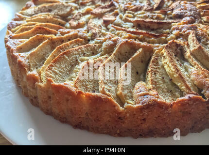 Ein Apfelkuchen. In Scheiben geschnitten Apfel mit Zucker und Zimt an der Spitze. Nach oben Schließen. Stockfoto