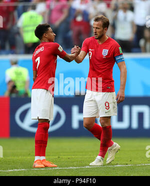 England's Jesse Lingard (links) und Harry Kane Nach dem FIFA WM-Dritten Platz Play-off-Spiel in St. Petersburg Stadion. Stockfoto