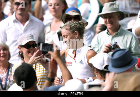 Angelique Kerber feiert den Gewinn des Finales der Damen gegen Serena Williams am 12. Tag der Wimbledon Championships im All England Lawn Tennis und Croquet Club in Wimbledon. DRÜCKEN SIE VERBANDSFOTO. Bilddatum: Samstag, 14. Juli 2018. Siehe PA Geschichte TENNIS Wimbledon. Bildnachweis sollte lauten: Steven Paston/PA Wire. Stockfoto