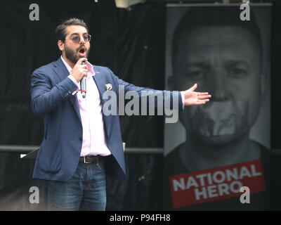 Raheem Kassam, ehemaliger Chefberater von UK Independence Party leader Nigel Farage, und der ehemalige Chefredakteur der Breitbart Nachrichten London, auf der Bühne während eines freien Tommy Robinson und Pro-Trump gemeinsame Kundgebung Whitehall, London, suporting der Besuch des US-Präsidenten Donald Trump zu Großbritannien und fordert die Freilassung inhaftierter Tommy Robinson. Stockfoto