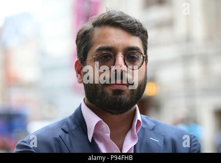 Raheem Kassam, ehemaliger Chefberater von UK Independence Party leader Nigel Farage, und der ehemalige Chefredakteur der Breitbart Nachrichten London, nachdem er auf der Bühne während eines freien Tommy Robinson und Pro-Trump gemeinsame Kundgebung Whitehall, London, suporting der Besuch des US-Präsidenten Donald Trump zu Großbritannien und fordert die Freilassung inhaftierter Tommy Robinson. Stockfoto