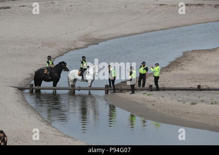 Polizei Spalier der Strand in der Nähe des Trump Turnberry Resort in South Ayrshire, wo US-Präsident Donald Trump und First Lady Melania Trump das Wochenende verbringen an der Trumpf Turnberry Resort in South Ayrshire. Stockfoto