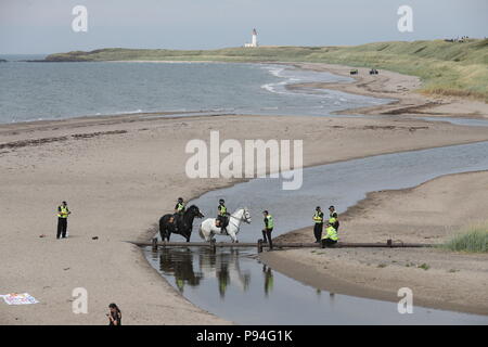 Polizei Spalier der Strand in der Nähe des Trump Turnberry Resort in South Ayrshire, wo US-Präsident Donald Trump und First Lady Melania Trump das Wochenende verbringen an der Trumpf Turnberry Resort in South Ayrshire. Stockfoto