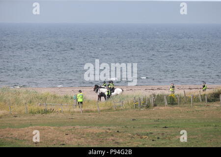 Polizei Spalier der Strand in der Nähe des Trump Turnberry Resort in South Ayrshire, wo US-Präsident Donald Trump und First Lady Melania Trump das Wochenende verbringen an der Trumpf Turnberry Resort in South Ayrshire. Stockfoto