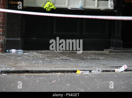 Glasbruch vor den Westminster Arms in London, wo Steve Hedley, Senior Assistant General Secretary of Rail, Maritime and Transport Union (RMT), heute Nachmittag angegriffen wurde. Stockfoto