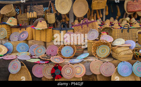 Handwerk wicker Hüte, Taschen und andere Souvenirs in Marokko Markt Stockfoto