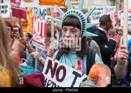 LONDON, UK, 14. Juli 2018: Große Massen von Demonstranten versammeln sich in Central London gegen Präsident des Trump Besuch in Großbritannien zu demonstrieren Stockfoto