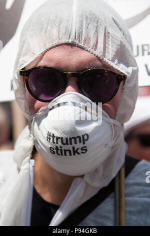 LONDON, UK, 14. Juli 2018: Ein Mann trägt ein Trumpf stinkt Gesichtsmaske während eines Protestes in London Stockfoto