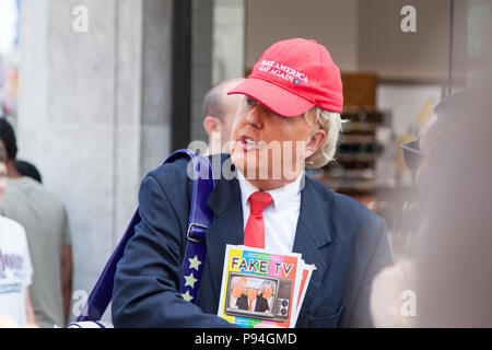 LONDON, UK, 14. Juli 2018: Donald Trump Doppelgänger stellt in der Straße während eines Anti Trump Protest in London Stockfoto