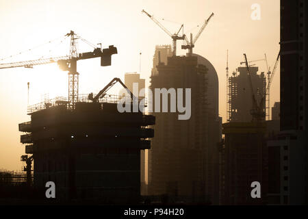 Sunrise dunstigen Himmel über Dubai Baustelle Stockfoto