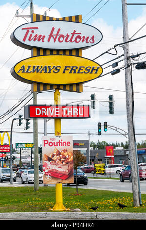 Am Straßenrand Werbung für einen Antrieb durch die Niederlassungen von Tim Horton's auf dem Airport Boulevard in Gander, Neufundland. Stockfoto