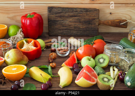 Gesundes Essen, sauber essen Auswahl: Obst, Gemüse, Samen, Gewürze auf Holz- Hintergrund Stockfoto
