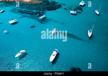 Luftaufnahme von einigen Yachten auf ein Smaragd und transparente Mittelmeer. Golf der Großen Pevero, Emerard Küste (Costa Smeralda, Sardinien, Italien. Stockfoto