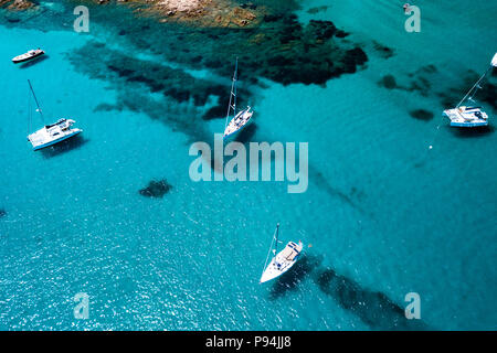 Luftaufnahme von einigen Yachten auf ein Smaragd und transparente Mittelmeer. Golf der Großen Pevero, Emerard Küste (Costa Smeralda, Sardinien, Italien. Stockfoto