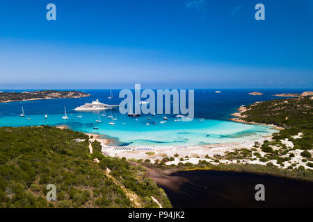 Luftaufnahme von einem Smaragd und transparente Mittelmeer mit einem weißen Strand und einige Yachten. Golf der Großen Pevero, Costa Smeralda, Sardinien, Es Stockfoto