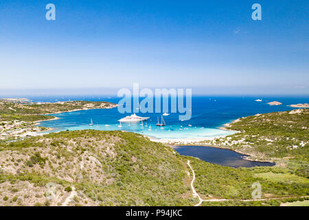 Luftaufnahme von einem Smaragd und transparente Mittelmeer mit einem weißen Strand und einige Yachten. Golf der Großen Pevero, Costa Smeralda, Sardinien, Es Stockfoto