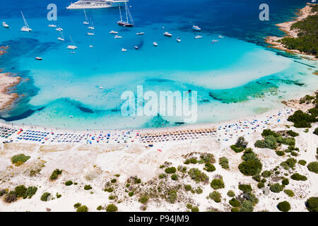 Luftaufnahme von einem Smaragd und transparente Mittelmeer mit einem weißen Strand und einige Yachten. Golf der Großen Pevero, Costa Smeralda, Sardinien, Es Stockfoto