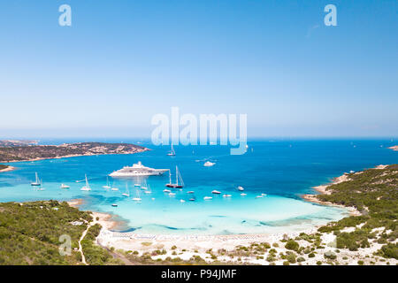 Luftaufnahme von einem Smaragd und transparente Mittelmeer mit einem weißen Strand und einige Yachten. Golf der Großen Pevero, Costa Smeralda, Sardinien, Es Stockfoto