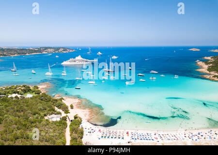 Luftaufnahme von einem Smaragd und transparente Mittelmeer mit einem weißen Strand und einige Yachten. Golf der Großen Pevero, Costa Smeralda, Sardinien, Es Stockfoto