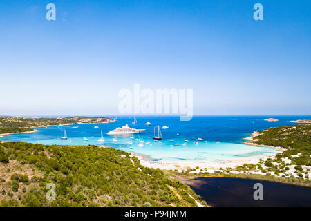 Luftaufnahme von einem Smaragd und transparente Mittelmeer mit einem weißen Strand und einige Yachten. Golf der Großen Pevero, Costa Smeralda, Sardinien, Es Stockfoto