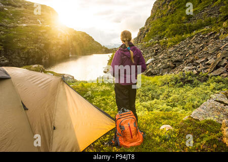 Touristische Hütte und der Frau in den Bergen Sonnenuntergang Norwegen Stockfoto