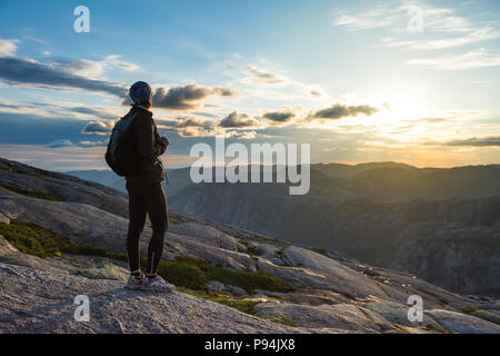 Frau erfolgreich wandern Silhouette in Bergen, Motivation und Inspiration im Sonnenuntergang Stockfoto