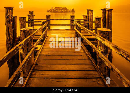 ORTA SAN GIULIO, ITALIEN/EUROPA - Oktober 28: Holzsteg in Orta San Giulio Italien am 28. Oktober 2008 Stockfoto