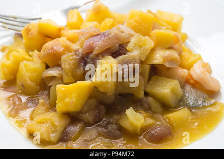 Fischgericht, Garnelen Seebarsch und Kartoffeln Stockfoto