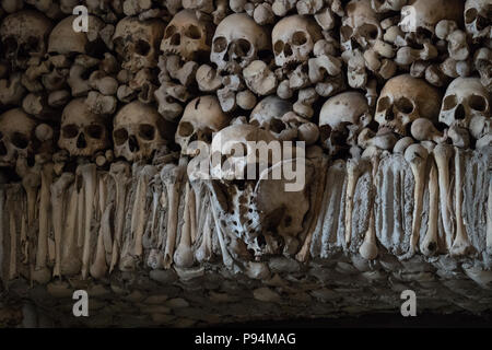 Creepy Evora Knochen Kapelle Schädel und Knochen Detail und Dekor mit menschlichen Überresten. Stockfoto