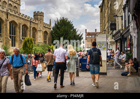 St Marys Passage mit Fußgängern und großen St Marys Kirche im Hintergrund, Cambridge, Großbritannien Stockfoto