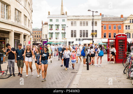 Blick Richtung Marktplatz und Geschäfte von Cambridge, Großbritannien Stockfoto