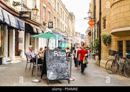 Die Gäste sitzen draußen Essen in Rose Crescent, Cambridge, Großbritannien Stockfoto