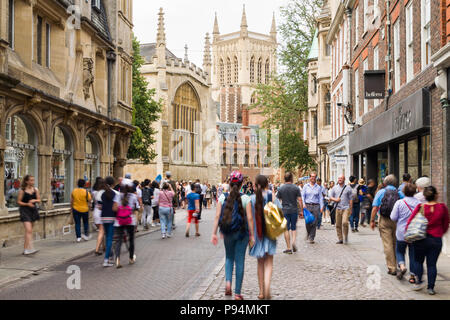 Fußgänger entlang Trinity Street mit St Johns College im Hintergrund, Cambridge, Großbritannien Stockfoto