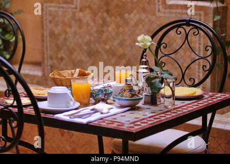 Köstliches Frühstück im marokkanischen Stil serviert in Riad (traditionelle marokkanische Hotel) Stockfoto