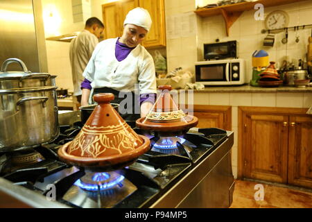 Marrakesch, Marokko - April 2016: Koch Frau beim Kochen marokkanische Rindfleisch Tagine mit Datteln und Mandeln Stockfoto