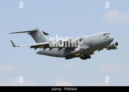 Des Emirs von Qatar Air Force C-17 A Globemaster im Endanflug auf RAF Mildenhall in Suffolk, Großbritannien auf einem extrem seltenen Besuch. Stockfoto