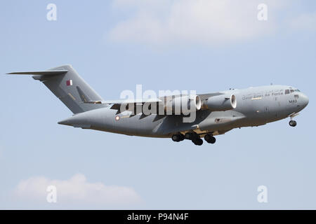 Des Emirs von Qatar Air Force C-17 A Globemaster im Endanflug auf RAF Mildenhall in Suffolk, Großbritannien auf einem extrem seltenen Besuch. Stockfoto