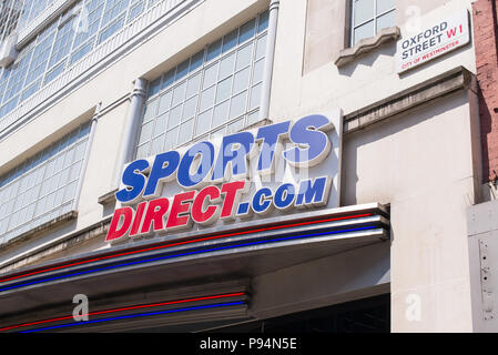 Die Oxford Street, London, UK. 10. Juni 2018. Sport Direct.com Store in der Oxford Street, melden Sie sich am Haupteingang des Mega Store. Stockfoto